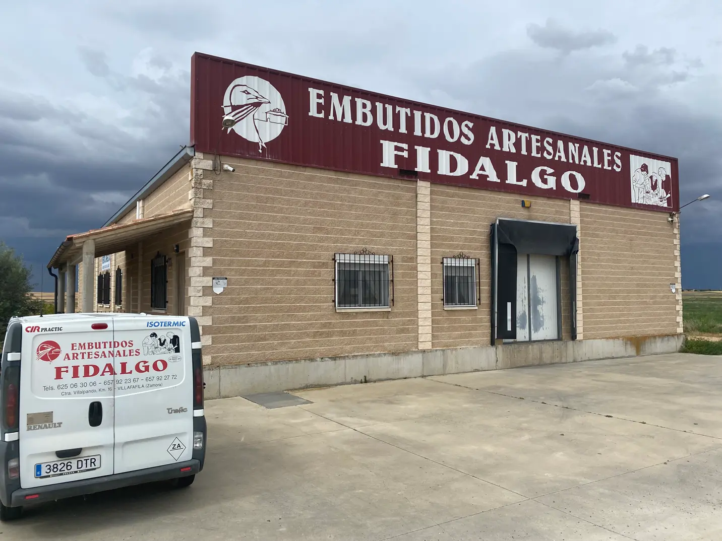 Embutidos Artesanales Fidalgo fachada y furgoneta.webp